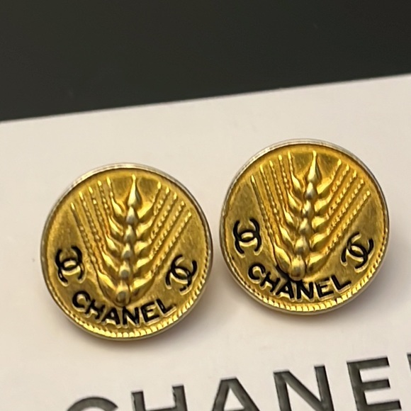SOLD 💔 AUTHENTIC!! Lot Of 2 Chanel Vintage CC Buttons Gold 1990s - Picture 2 of 5